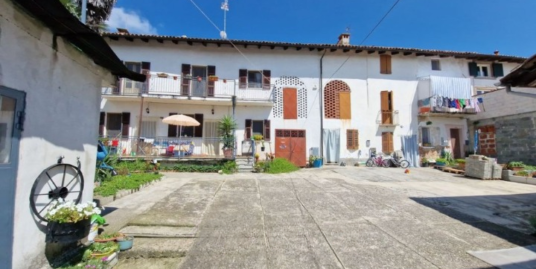 CAMINO (CENTRO PAESE) Vendesi casa indipendente mq. 185